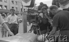 1959, Warszawa, Polska.
Reżyser Stanisław Wohl (za kamerą) i ekipa filmowa na planie filmu 