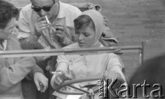 1959, Warszawa, Polska.
Aktorzy Barbara Kwiatkowska i Bronisław Pawlik (na pierwszym planie) oraz asystent reżysera Henryk Kluba (na tylnym siedzeniu) na planie zdjęciowym filmu 