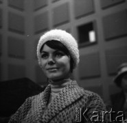 Lata 50. lub 60., Warszawa, Polska.
Kobieta w kinie Wisła na Placu Komuny Paryskiej (dzisiaj Plac Wilsona).
Fot. Irena Jarosińska, zbiory Ośrodka KARTA