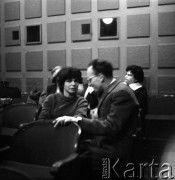 Lata 50. lub 60., Warszawa, Polska.
Pisarz Jerzy Andrzejewski i artystka Alina Szapocznikow w kinie Wisła na Placu Komuny Paryskiej (dzisiaj Plac Wilsona).
Fot. Irena Jarosińska, zbiory Ośrodka KARTA