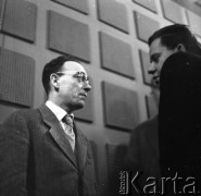 Lata 50. lub 60., Warszawa, Polska.
Pisarz Jerzy Andrzejewski w kinie Wisła na Placu Komuny Paryskiej (dzisiaj Plac Wilsona).
Fot. Irena Jarosińska, zbiory Ośrodka KARTA
