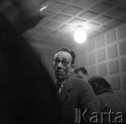 Lata 50. lub 60., Warszawa, Polska.
Pisarz Jerzy Andrzejewski w kinie Wisła na Placu Komuny Paryskiej (dzisiaj Plac Wilsona).
Fot. Irena Jarosińska, zbiory Ośrodka KARTA