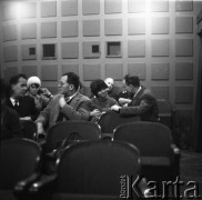 Lata 50. lub 60., Warszawa, Polska.
Pisarz Jerzy Andrzejewski w czasie rozmowy z artystką Aliną Szapocznikow w kinie Wisła na Placu Komuny Paryskiej (dzisiaj Plac Wilsona).
Fot. Irena Jarosińska, zbiory Ośrodka KARTA