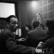 Lata 50. lub 60., Warszawa, Polska.
Pisarz Jerzy Andrzejewski i artystka Alina Szapocznikow w kinie Wisła na Placu Komuny Paryskiej (dzisiaj Plac Wilsona).
Fot. Irena Jarosińska, zbiory Ośrodka KARTA
