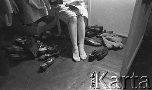 Ok. 1961, Warszawa, Polska.
Skład garderoby dla aktorów produkcji telewizyjnych.
Fot. Irena Jarosińska, zbiory Ośrodka KARTA