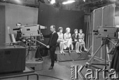 Ok. 1961, Warszawa, Polska.
Studio telewizyjne.
Fot. Irena Jarosińska, zbiory Ośrodka KARTA
