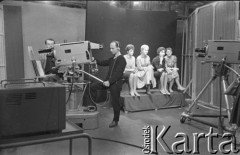 Ok. 1961, Warszawa, Polska.
Studio telewizyjne.
Fot. Irena Jarosińska, zbiory Ośrodka KARTA