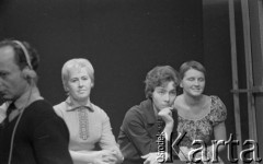Ok. 1961, Warszawa, Polska.
Studio telewizyjne.
Fot. Irena Jarosińska, zbiory Ośrodka KARTA