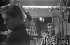 Ok. 1961, Warszawa, Polska.
Ekipa telewizyjna w studio.
Fot. Irena Jarosińska, zbiory Ośrodka KARTA