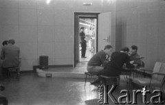 Ok. 1961, Warszawa, Polska.
Pracownicy Telewizji Polskiej przed studiem.
Fot. Irena Jarosińska, zbiory Ośrodka KARTA