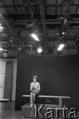 Ok. 1961, Warszawa, Polska.
Studio telewizyjne.
Fot. Irena Jarosińska, zbiory Ośrodka KARTA