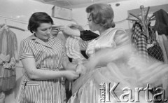 Ok. 1961, Warszawa, Polska.
Aktorka Kalina Jędrusik mierzy kostium.
Fot. Irena Jarosińska, zbiory Ośrodka KARTA