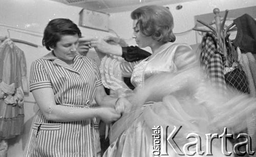 Ok. 1961, Warszawa, Polska.
Aktorka Kalina Jędrusik mierzy kostium.
Fot. Irena Jarosińska, zbiory Ośrodka KARTA