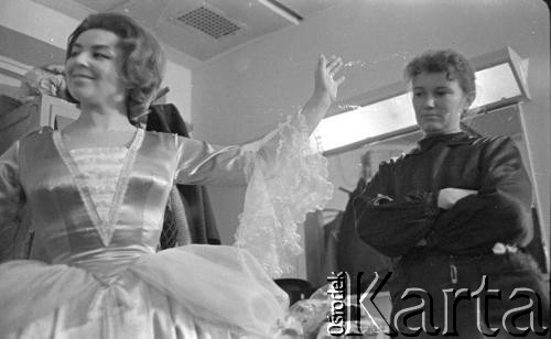 Ok. 1961, Warszawa, Polska.
Aktorka Kalina Jędrusik mierzy kostium.
Fot. Irena Jarosińska, zbiory Ośrodka KARTA
