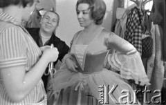 Ok. 1961, Warszawa, Polska.
Aktorka Kalina Jędrusik mierzy kostium.
Fot. Irena Jarosińska, zbiory Ośrodka KARTA