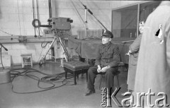 Ok. 1961, Warszawa, Polska.
Ekipa telewizyjna i aktorzy w studio Telewizji Polskiej.
Fot. Irena Jarosińska, zbiory Ośrodka KARTA