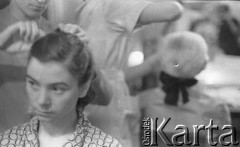 Ok. 1961, Warszawa, Polska.
Charakteryzatornia telewizyjna.
Fot. Irena Jarosińska, zbiory Ośrodka KARTA