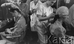 Ok. 1961, Warszawa, Polska.
Charakteryzatornia telewizyjna.
Fot. Irena Jarosińska, zbiory Ośrodka KARTA