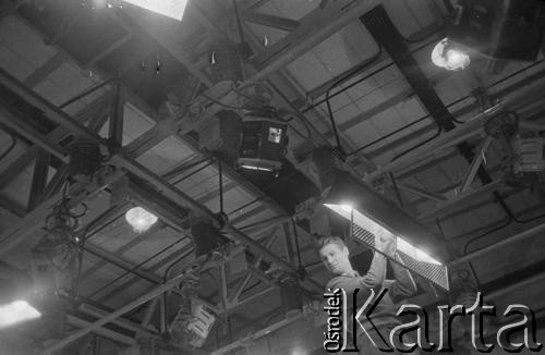 Ok. 1961, Warszawa, Polska.
Studio telewizyjne.
Fot. Irena Jarosińska, zbiory Ośrodka KARTA