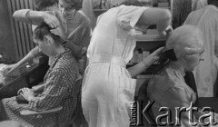 Ok. 1961, Warszawa, Polska.
Charakteryzatornia telewizyjna.
Fot. Irena Jarosińska, zbiory Ośrodka KARTA