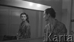 Ok. 1961, Warszawa, Polska.
Charakteryzatornia telewizyjna.
Fot. Irena Jarosińska, zbiory Ośrodka KARTA