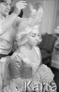 Ok. 1961, Warszawa, Polska.
Aktorka Kalina Jędrusik w charakteryzatorni telewizyjnej.
Fot. Irena Jarosińska, zbiory Ośrodka KARTA