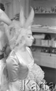 Ok. 1961, Warszawa, Polska.
Aktorka Kalina Jędrusik w charakteryzatorni telewizyjnej.
Fot. Irena Jarosińska, zbiory Ośrodka KARTA