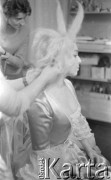 Ok. 1961, Warszawa, Polska.
Aktorka Kalina Jędrusik w charakteryzatorni telewizyjnej.
Fot. Irena Jarosińska, zbiory Ośrodka KARTA