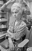 Ok. 1961, Warszawa, Polska.
Charakteryzatornia telewizyjna.
Fot. Irena Jarosińska, zbiory Ośrodka KARTA