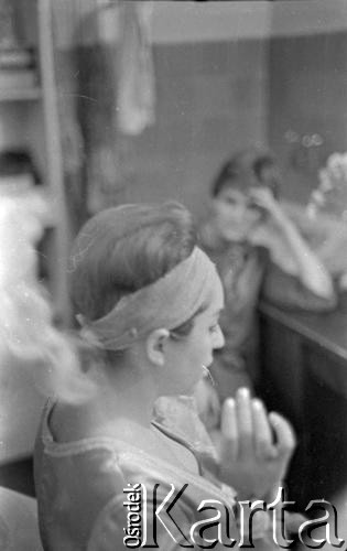 Ok. 1961, Warszawa, Polska.
Aktorka Kalina Jędrusik w charakteryzatorni telewizyjnej.
Fot. Irena Jarosińska, zbiory Ośrodka KARTA