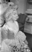Ok. 1961, Warszawa, Polska.
Aktorka Kalina Jędrusik w charakteryzatorni telewizyjnej.
Fot. Irena Jarosińska, zbiory Ośrodka KARTA