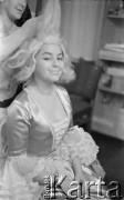Ok. 1961, Warszawa, Polska.
Aktorka Kalina Jędrusik w charakteryzatorni telewizyjnej.
Fot. Irena Jarosińska, zbiory Ośrodka KARTA
