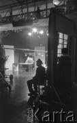 Ok. 1961, Warszawa, Polska.
Rejestracja programu Peryskop w studiu Telewizji Polskiej. W głębi dziennikarz Karol Małcużyński.
Fot. Irena Jarosińska, zbiory Ośrodka KARTA