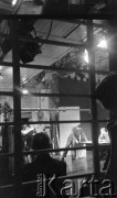 Ok. 1961, Warszawa, Polska.
Rejestracja programu Peryskop w studiu Telewizji Polskiej. Z prawej, za biurkiem dziennikarz Karol Małcużyński.
Fot. Irena Jarosińska, zbiory Ośrodka KARTA
