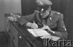 Ok. 1961, Warszawa, Polska.
Aktor w studiu telewizyjnym.
Fot. Irena Jarosińska, zbiory Ośrodka KARTA
