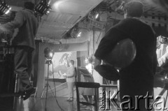 Ok. 1961, Warszawa, Polska.
Rejestracja prognozy pogody przedstawianej przez Czesława  Nowickiego (Wicherek).
Fot. Irena Jarosińska, zbiory Ośrodka KARTA