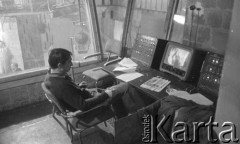 Ok. 1961, Warszawa, Polska.
Rejestracja programu Peryskop w studiu Telewizji Polskiej.
Fot. Irena Jarosińska, zbiory Ośrodka KARTA