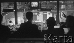 Ok. 1961, Warszawa, Polska.
Rejestracja programu Peryskop w studiu Telewizji Polskiej.
Fot. Irena Jarosińska, zbiory Ośrodka KARTA
