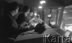 Ok. 1961, Warszawa, Polska.
Rejestracja programu Peryskop w studiu Telewizji Polskiej.
Fot. Irena Jarosińska, zbiory Ośrodka KARTA