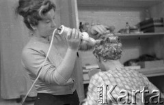 Ok. 1961, Warszawa, Polska.
Charakteryzatornia telewizyjna.
Fot. Irena Jarosińska, zbiory Ośrodka KARTA