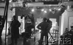 Ok. 1961, Warszawa, Polska.
Rejestracja programu Peryskop w studiu Telewizji Polskiej.
Fot. Irena Jarosińska, zbiory Ośrodka KARTA