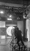 Ok. 1961, Warszawa, Polska.
Rejestracja prognozy pogody przedstawianej przez Czesława  Nowickiego (Wicherek).
Fot. Irena Jarosińska, zbiory Ośrodka KARTA