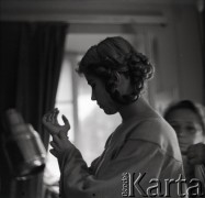 Lata 50. lub 60., Polska.
Aktorka Hanna Zembrzuska w garderobie.
Fot. Irena Jarosińska, zbiory Ośrodka KARTA