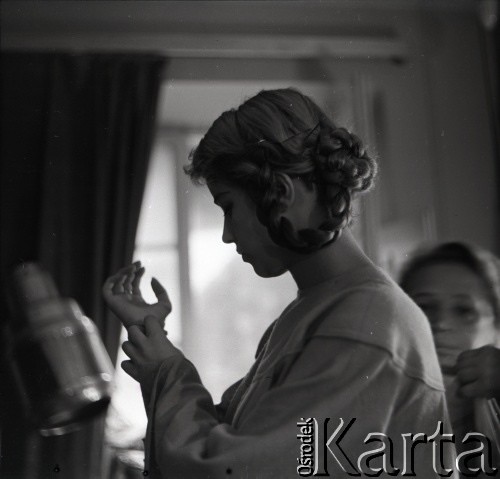 Lata 50. lub 60., Polska.
Aktorka Hanna Zembrzuska w garderobie.
Fot. Irena Jarosińska, zbiory Ośrodka KARTA