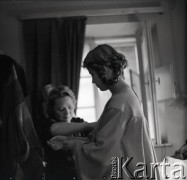 Lata 50. lub 60., Polska.
Aktorka Hanna Zembrzuska w garderobie.
Fot. Irena Jarosińska, zbiory Ośrodka KARTA