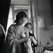 Lata 50. lub 60., Polska.
Aktorka Hanna Zembrzuska w garderobie.
Fot. Irena Jarosińska, zbiory Ośrodka KARTA