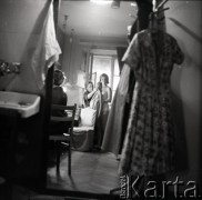 Lata 50. lub 60., Polska.
Aktorka Hanna Zembrzuska w garderobie.
Fot. Irena Jarosińska, zbiory Ośrodka KARTA
