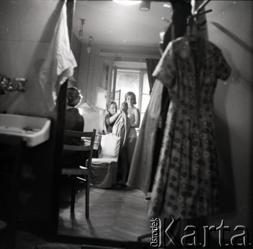 Lata 50. lub 60., Polska.
Aktorka Hanna Zembrzuska w garderobie.
Fot. Irena Jarosińska, zbiory Ośrodka KARTA