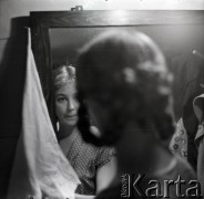 Lata 50. lub 60., Polska.
Aktorka Hanna Zembrzuska w garderobie.
Fot. Irena Jarosińska, zbiory Ośrodka KARTA