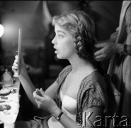 Lata 50. lub 60., Polska.
Aktorka Hanna Zembrzuska w garderobie.
Fot. Irena Jarosińska, zbiory Ośrodka KARTA